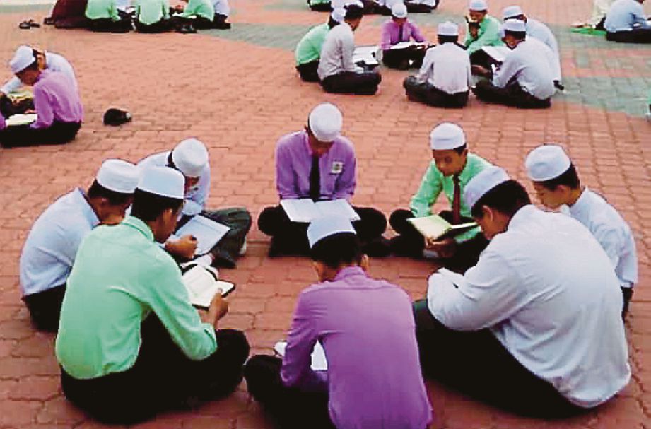 KUMPULAN pelajar lelaki bersama guru bertadarus al-Quran. 