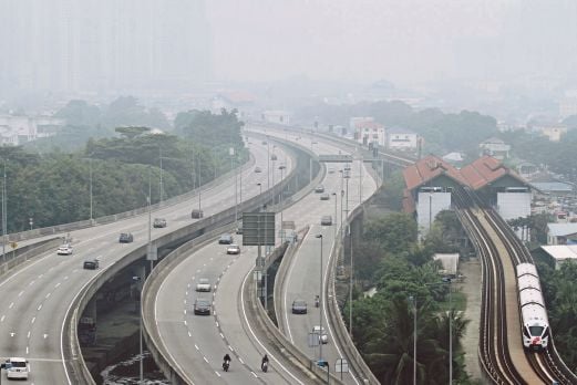 JEREBU di sekitar Kuala Lumpur menjejaskan kehidupan seharian warga kota. 