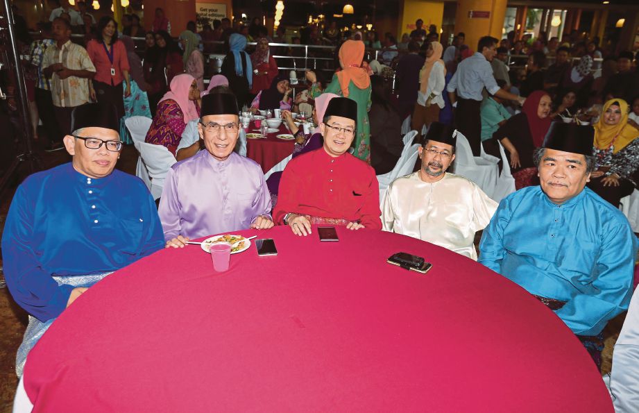 (DARI kiri) Abdul Jalil, Mohamed Jawhar, Mohammad Azlan, Mahfar dan Mustapa pada Majlis Sambutan Aidilfitri MPB di Balai Berita, semalam.