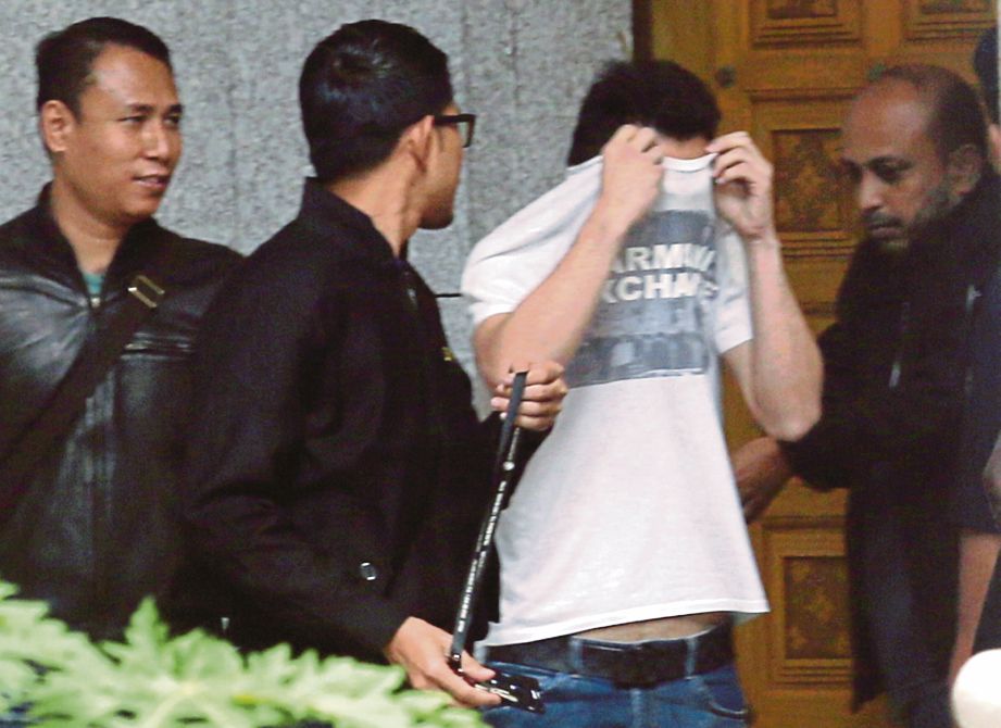 PEGAWAI SPRM membawa suspek keluar dari Mahkamah Majistret Putrajaya.
