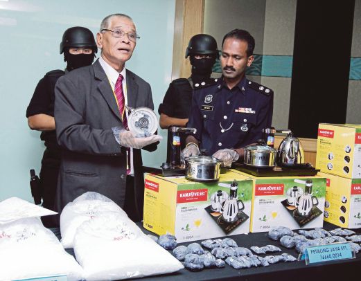 NOOR Rashid menunjukkan syabu bernilai RM7.1 juta yang dirampas. 