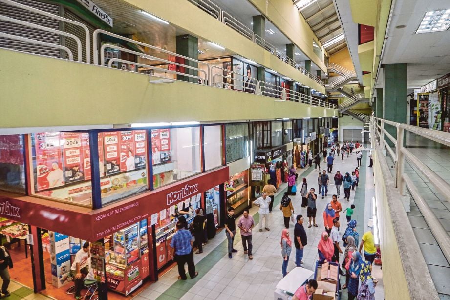BEBERAPA kedai masih beroperasi di pusat beli-belah Ampang Park yang akan ditutup sepenuhnya Ahad ini. 