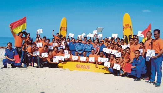 OGU Salim (berdiri, tengah) dan Selamat bersama peserta Kursus Lifesaving Instructor And Bronze Medallion di Pantai 3, Teluk Kemang, Port Dickson.