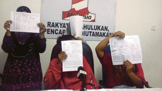 ANTARA wanita yang menerima ugutan along tampil membuat aduan di Pusat Aduan BN Perak, semalam. 