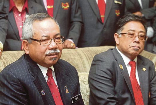 MOHAMAD Zabidi (kiri) dan Azih pada Perhimpunan Penguatkuasaan Sektor Awam di CIDB Convention Centre, Kuala Lumpur, semalam.