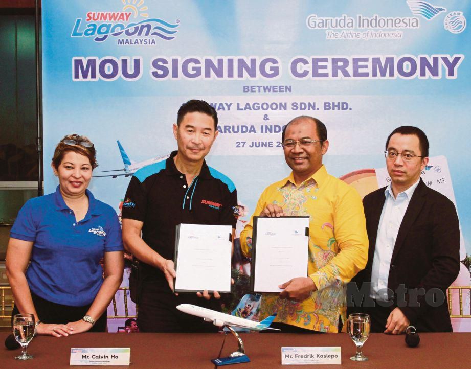 DARI kiri Michelle,  Calvin,  Fredrik  dan  David  pada Majlis Menandatangani MoU antara Sunway Lagoon Sdn Bhd bersama Garuda Indonesia.