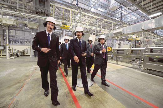 Mohamad (tengah) bersama Banati (kanan) melawat kilang Kellogg yang baru dirasmikan di Bandar Enstek.