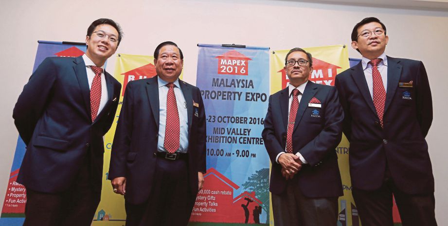NG (dua kiri) bersama Timbalan Pengerusi Rehda, Kin Meng Chan (kiri) dan Pengerusi REHDA Selangor, Zulkifly Garib (dua kanan).