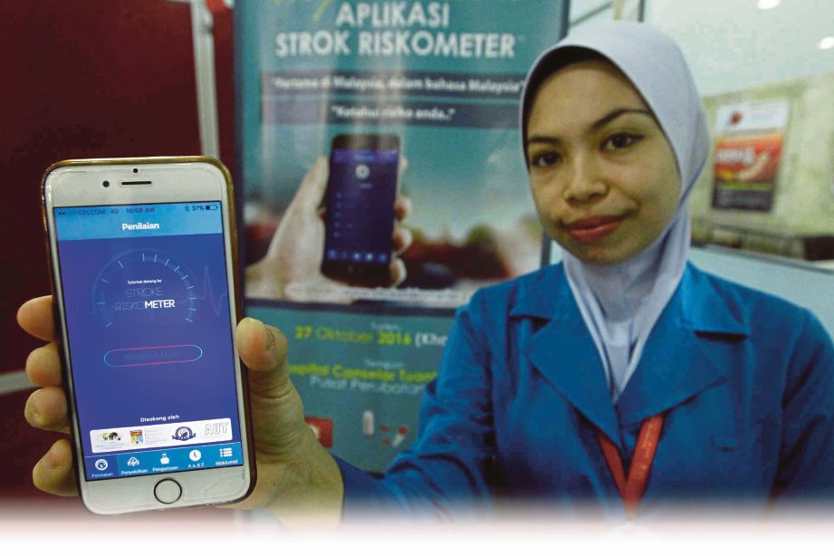 SITI Munirah Ismail menunjukkan aplikasi Strok Riskometer pada majlis pelancarannya, semalam. 