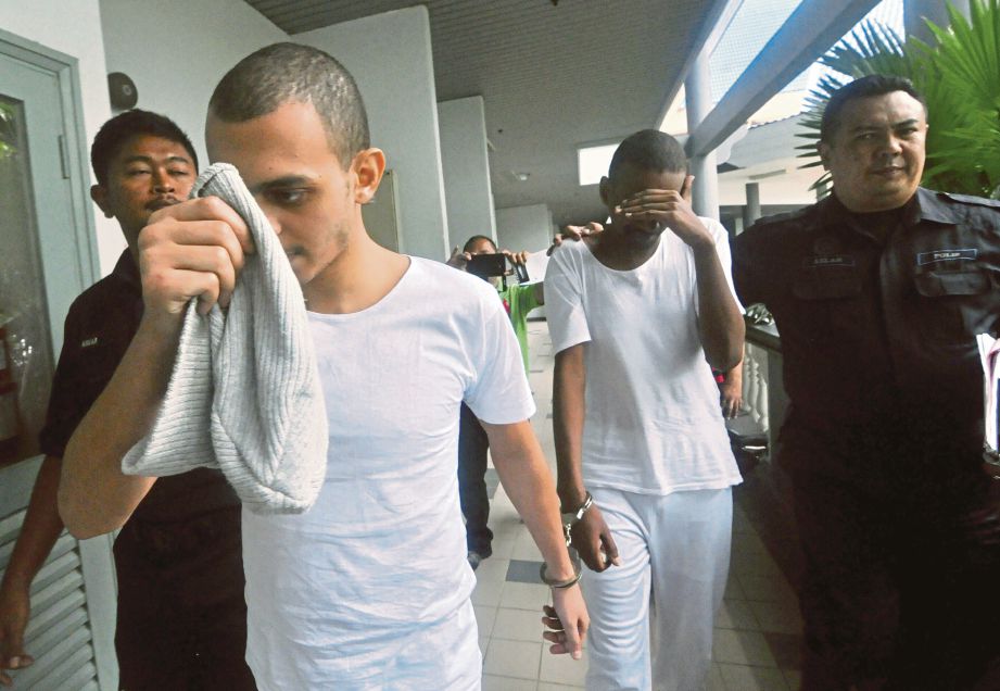Mohamed Assem (dua dari kiri) dan Alaaeldin  dibebaskan oleh Mahkamah Tinggi Ayer Keroh atas pertuduhan mengedar dadah.