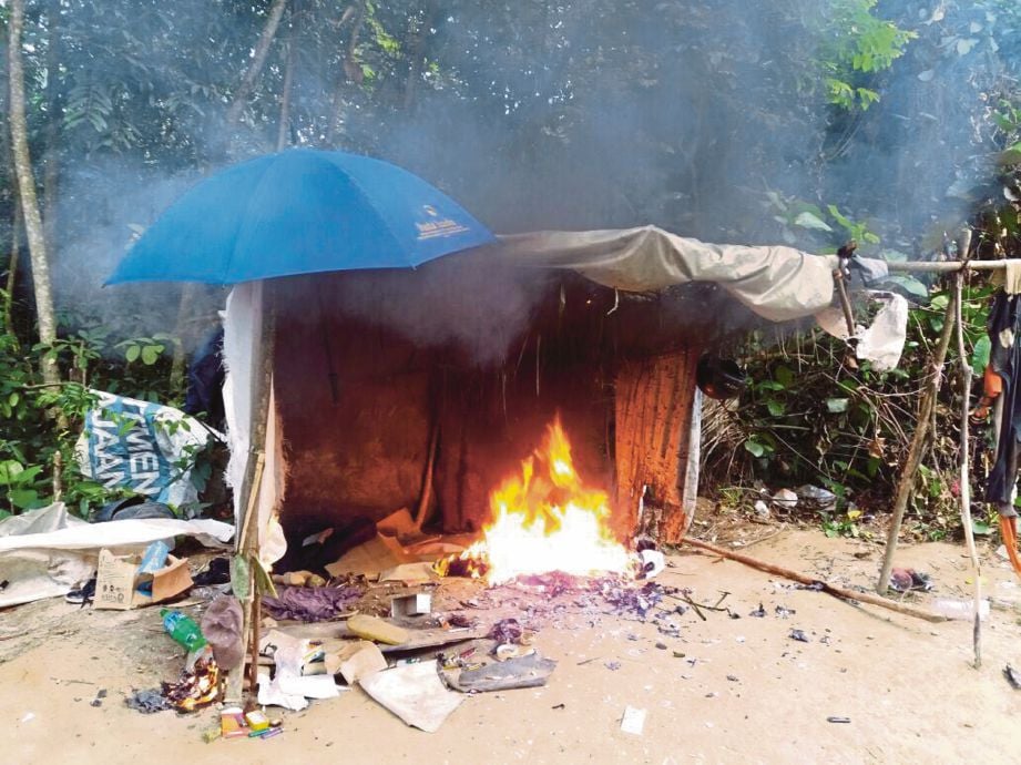  Khemah usang  dijadikan port aktiviti penagihan dadah dibakar serta dibersihkan pihak AADK.