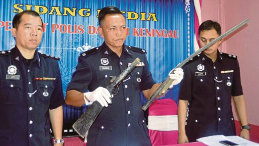 DOUGLAS (tengah) menunjukkan senjata api jenis Ginsok yang dirampas dalam kejadian di Kampung Bunga Raya.