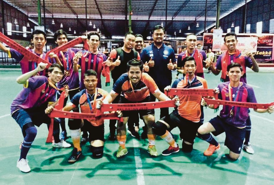 PEMAIN futsal UiTM Melaka ceria muncul juara KARISMA 2016 di Kota Bharu.