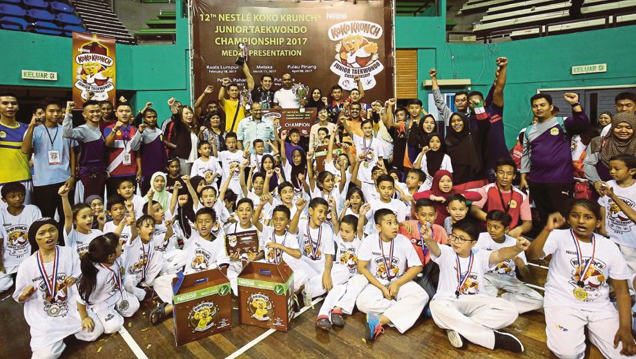 ATLET Kelab Taekwondo Koryo bergambar bersama pingat dan hadiah dimenangi.