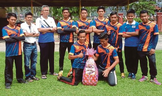 ISHAK (dua dari kiri) bersama pasukan SMK Dato’ Ahmad gembira selepas dinobatkan juara.
