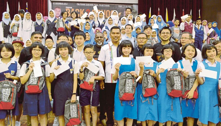  Mohd Zaidi (tengah)  bersama   206 murid yang menerima sumbangan.