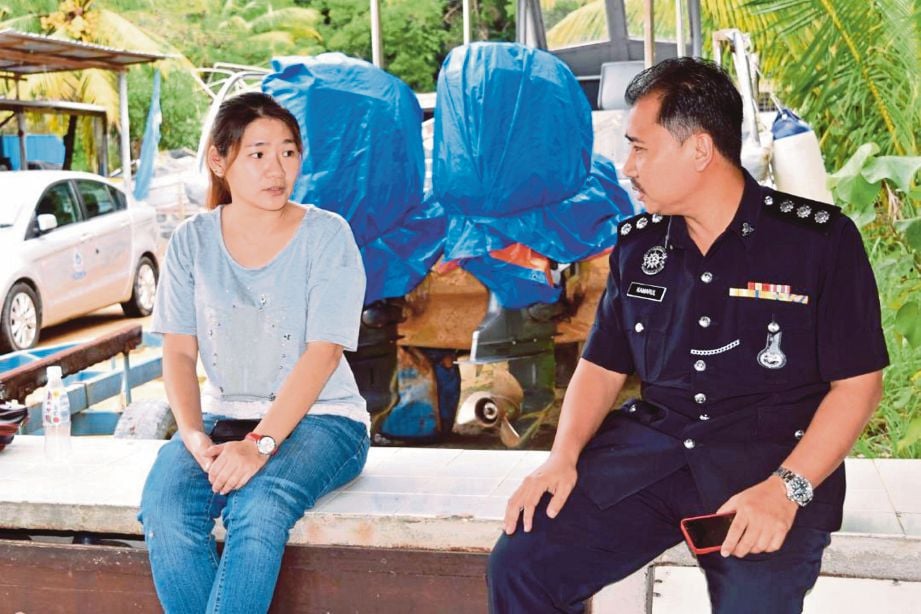 CHONG menceritakan berita penemuan suaminya kepada Ketua Balai Polis Dungun Assisten Superintendan Kamarul Mohamed Salleh.