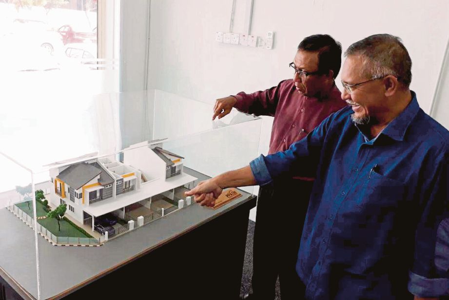 ELIAS (kiri) menunjukkan model projek PPA1M di Bandar Akademi YPJ di Jalan Kulai-Kota Tinggi.