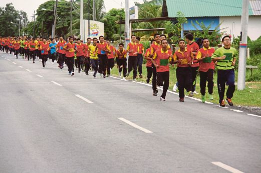 PELAJAR SMK Ungku Husin mengambil bahagian dalam acara merentas desa.