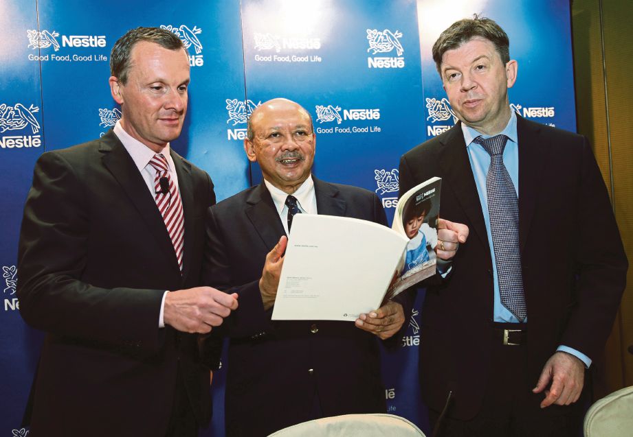 SYED Anwar Jamalullail (tengah) bersama Hofbauer (kiri) selepas AGM Nestle, semalam.