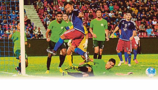 PENYERANG Johor DT Mohd Safee  Sali (tengah) diasak pemain Geylang International FC  pada perlawanan persahabatan, kelmarin.
