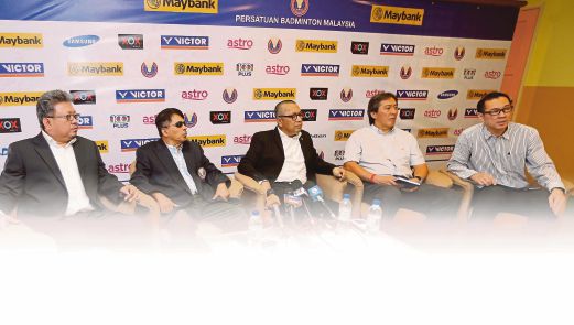  WILLIAM  (dua dari kanan) dilantik sebagai pengurus pasukan  Kejohanan Badminton Asia Berpasukan di Hyderabad.