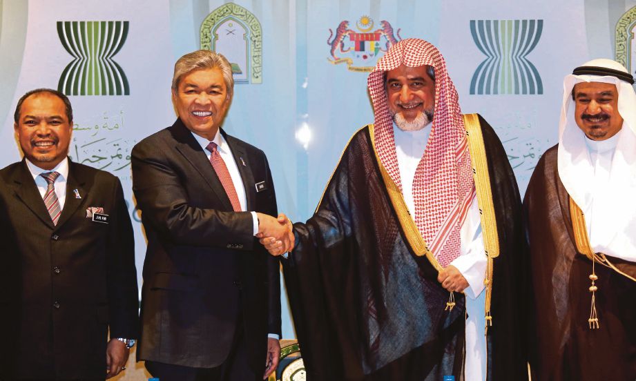 ZAHID (dua dari  kiri) bersama Menteri Hal Ehwal Islam, Dakwah dan Bimbingan,Arab Saudi, Saleh Bin Abdulaziz Bin Muhammad Al Ash-Sheikh (dua dari kanan) sempena Majlis  Penutup KUC ASEAN 2017.