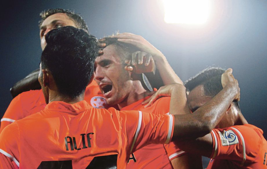  PEMAIN FELDA United Thiago Augusto (tengah) meraikan jaringan ketika menentang Selangor.