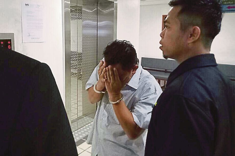 Sa’adon dibawa keluar dari Mahkamah Sesyen Kuala Terengganu, semalam.