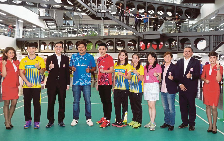 LIU Ying (enam dari kiri) ketika majlis penajaan penerbangan kontinjen negara ke kejohanan BWF Piala Sudirman 2017, semalam. 