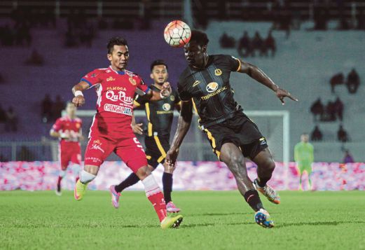 PEMAIN Kelantan Khairul Izuan (kiri) bersaing dengan  pertahanan Terengganu, Vincent Bikana (kanan) pada  aksi Liga Super di Stadium Sultan Muhammad ke IV. 