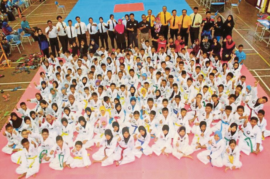 SEBAHAGIAN daripada peserta kejohanan taekwondo mewakili 26 sekolah di Besut.
