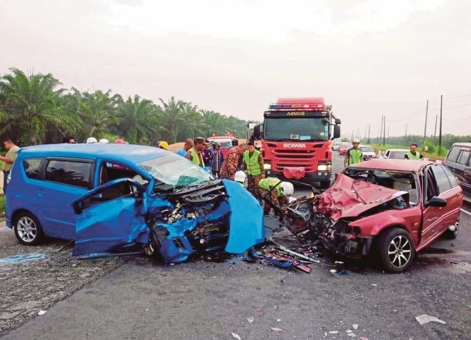 Kemalangan membabitkan dua   kenderaan di Jalan Teluk Intan-Setiawan. 