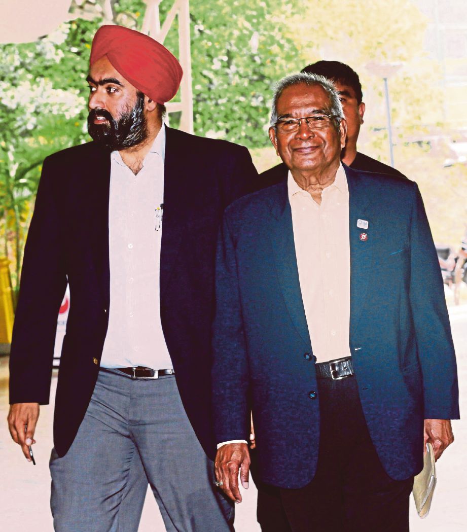 ABU Samah  (kanan) dan Naib Presiden PKBM Datuk Amarjit Singh keluar dari Pejabat Persuruhjaya Sukan.