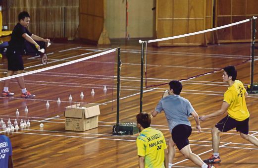  THIEN How (kiri) dan  Khim Wah (dua dari  kanan) menyertai latihan bersama pemain badminton BAM  semalam.