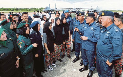 Ackbal  (dua kanan) bertemu anggota kadet beruniform pada Majlis Penutupan Eksesais PARADISE 2/2015 di Pangkalan Udara Labuan.
