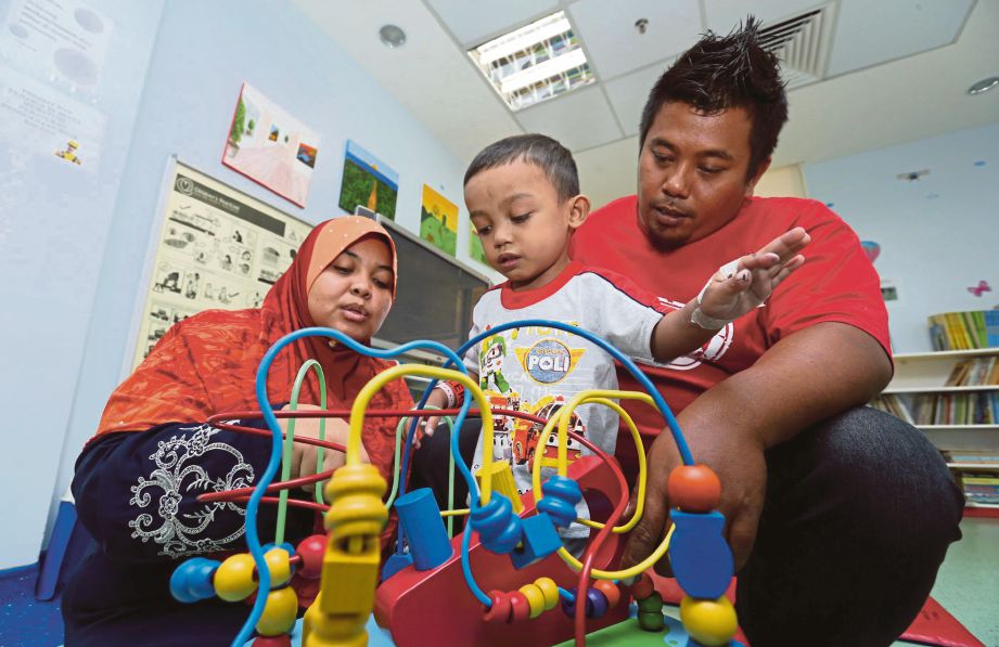  Muhammad Azam yang menghidap komplikasi salur darah ke paru-paru ditemani ibu bapanya.