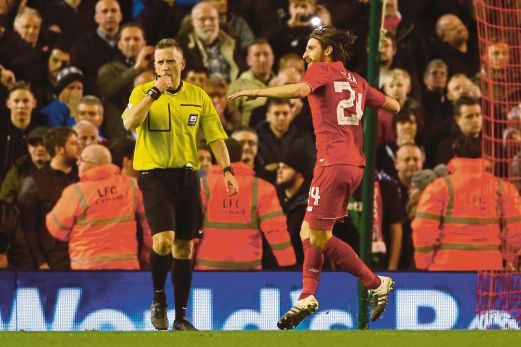 ALLEN (kanan) rai kejayaannya menyempurnakan penalti kemenangan Liverpool.