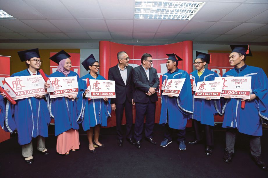 ABDUL Jalil  (empat kanan) dan Ahmad Zaini bersama pelajar kategori PT3 pada Anugerah Pelajar Cemerlang Berita Harian 2017 di Balai Berita Bangsar. 