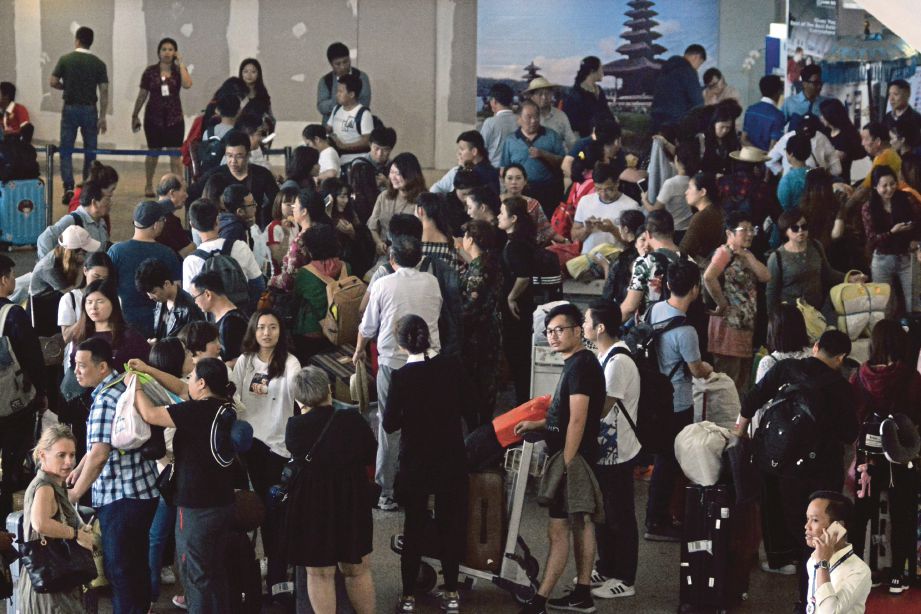 RIBUAN penumpang terkandas di Lapangan Terbang Ngurah Rai, Bali. - Reuters  