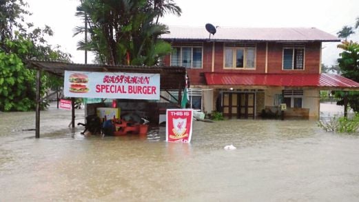 Banjir kilat menjejaskan kediaman penduduk di Kuching.