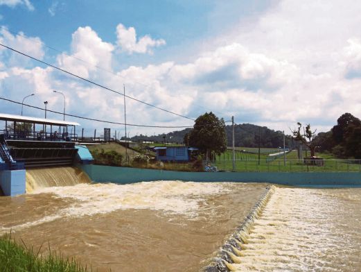  KEADAAN air di kolam empangan Bukit Merah yang semakin meningkat berikutan musim hujan sekarang.