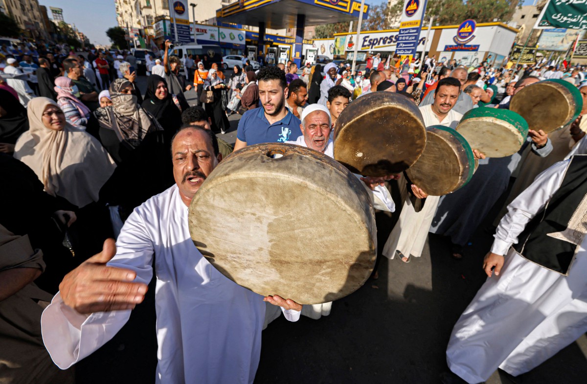 AHLI tarikat sufi memainkan alat muzik ketika perarakan Mawlid al-Nabawi di jalan utama daerah Azhar di Kaherah. FOTO AFP.