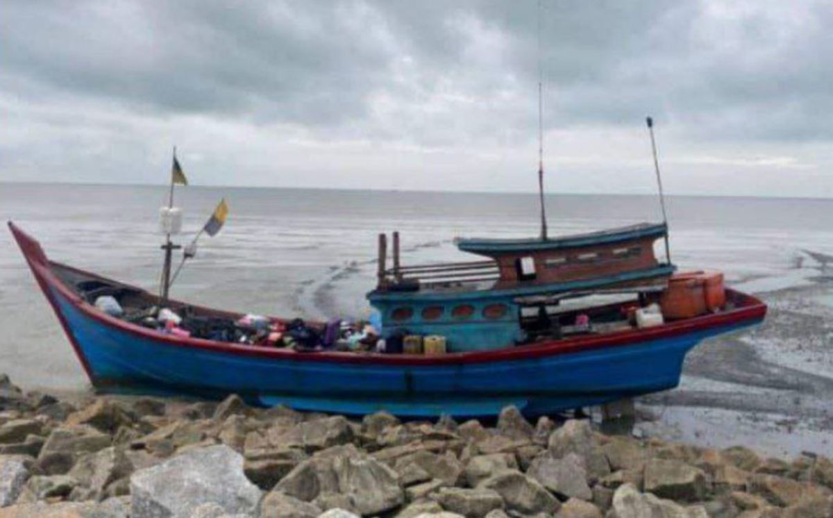 BOT dipercayai membawa Pati ke Indonesia terkandas di pesisir Pantai Bagan Sungai Tiang Darat, Selekoh. FOTO Ihsan Polis.