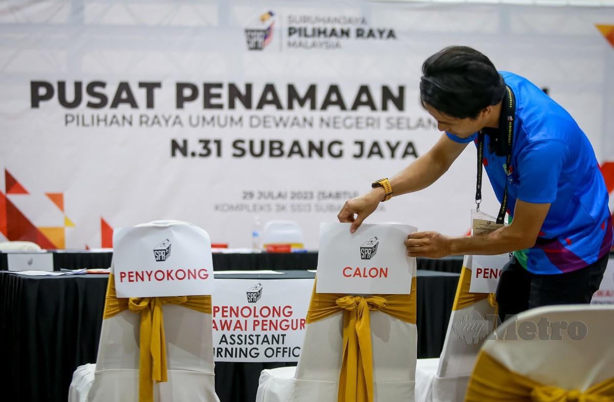 PETUGAS SPR melakukan persiapan akhir menjelang hari penamaan calon di Pusat Penamaan Calon bagi Dewan Undangan Negeri (Dun) N31 Subang Jaya. FOT Asyraf Hamzah.