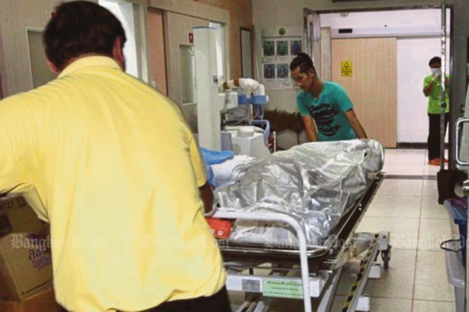 PETUGAS hospital mengusung mayat mangsa yang tidak dikenali untuk imbasan tomografi berkomputer. - Bangkokpost