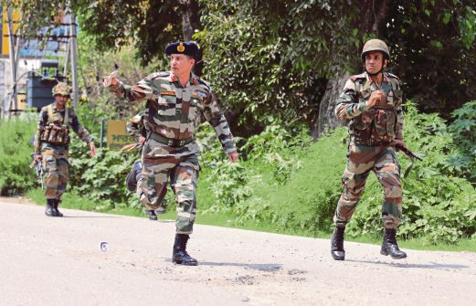 Tentera India menyusun kedudukan ketika kejadian tembakan di balai polis di Dinanagar.