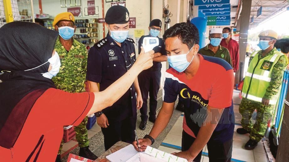 KETUA Bahagian Pencegahan Jenayah dan Keselamatan Komuniti Ibu Pejabat Polis Daerah (IPD) Pendang ASP Junaidy Md Saad (tiga dari kiri) menjalankan pemantauan pematuhan prosedur operasi standard (SOP) di sebuah premis perniagaan di Pendang, Kedah.