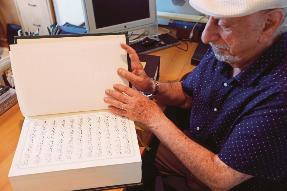  MAHMOUD menunjukkan bentuk al-Quran yang ditulis dengan khat Diwani.  - Reuters 