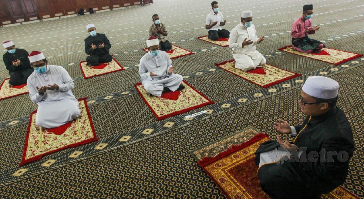 Gambar fail, Imam Masjid Negeri Sembilan, Muttaqin Mohd Fakir membacakan doa selepas solat Jumaat pada 15 Mei 2020. FOTO Arkib NSTP.